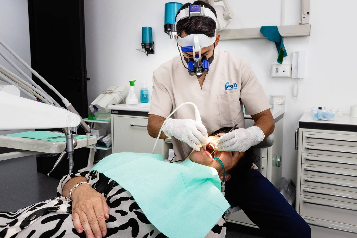 Una sala di cura dello studio, con il Dott. Foli al lavoro