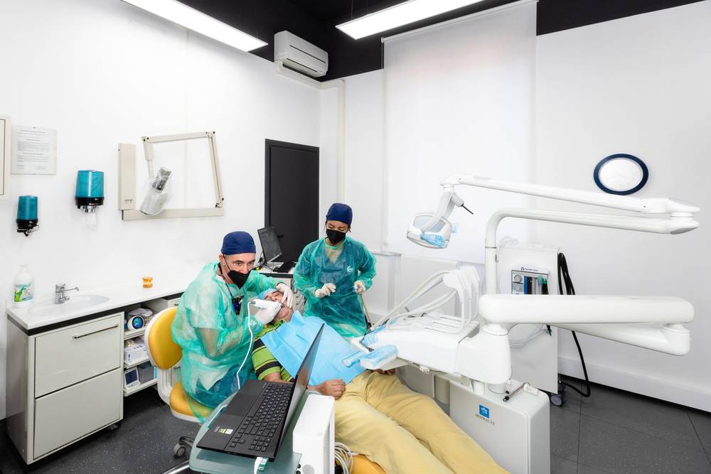 Una sala di cura dello studio durante una visita con lo scanner intraorale