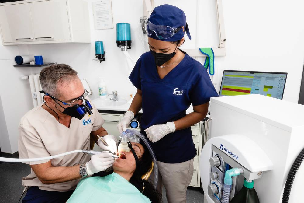 Un paziente in sedazione cosciente, con il Dott. Foli e un'assistente