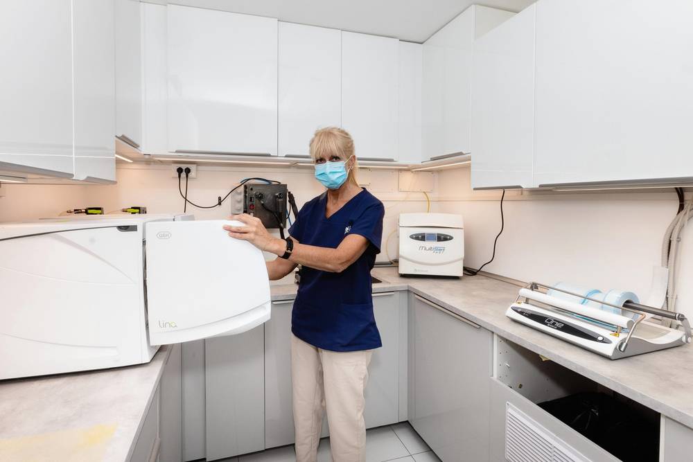 L'area di sterilizzazione dello studio, con un'assistente